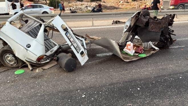 Mersin'de bariyere çarpan arabada bir kişi öldü, bir kişi de