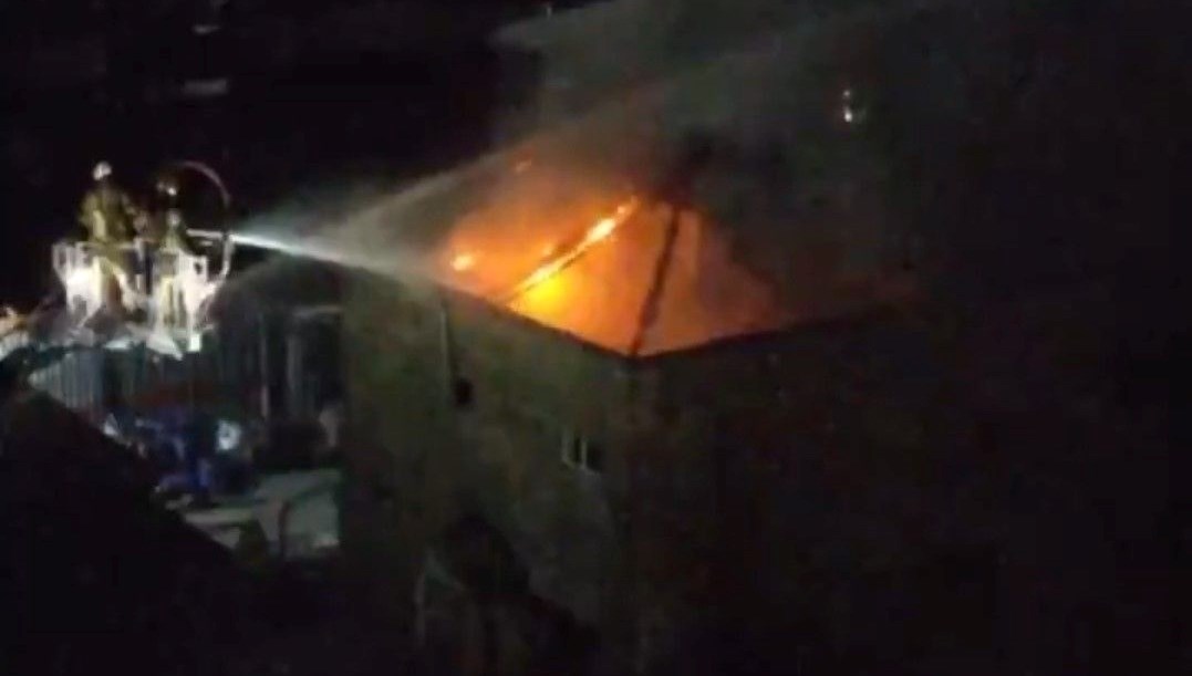 İstanbul Başakşehir'de bir fabrikada yangın çıktı. Gece saatlerinde çıkan yangın itfaiye gruplarınca