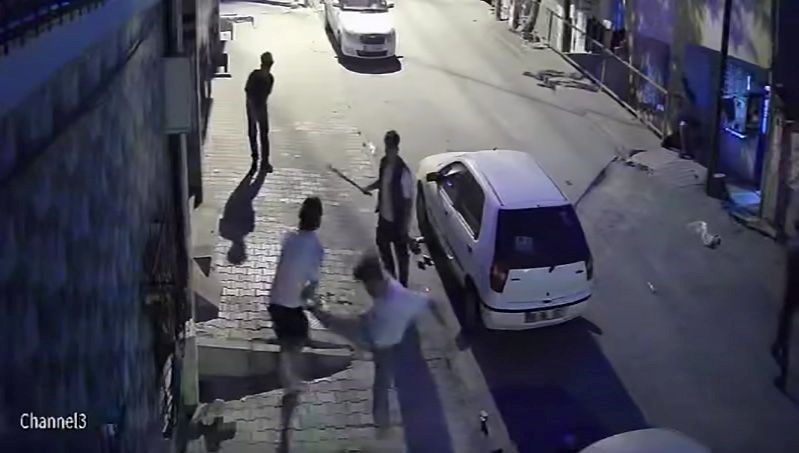 İstanbul'un Başakşehir ilçesinde, iki küme ortasında çıkan taş ve sopaların