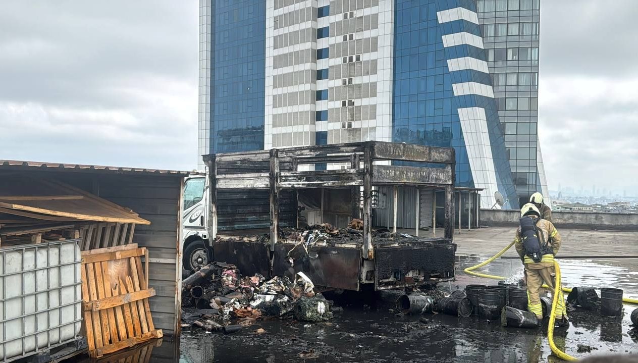 Bayrampaşa'da çatı katında bulunan bir otoparkta, hurda yüklü kamyonet yandı.