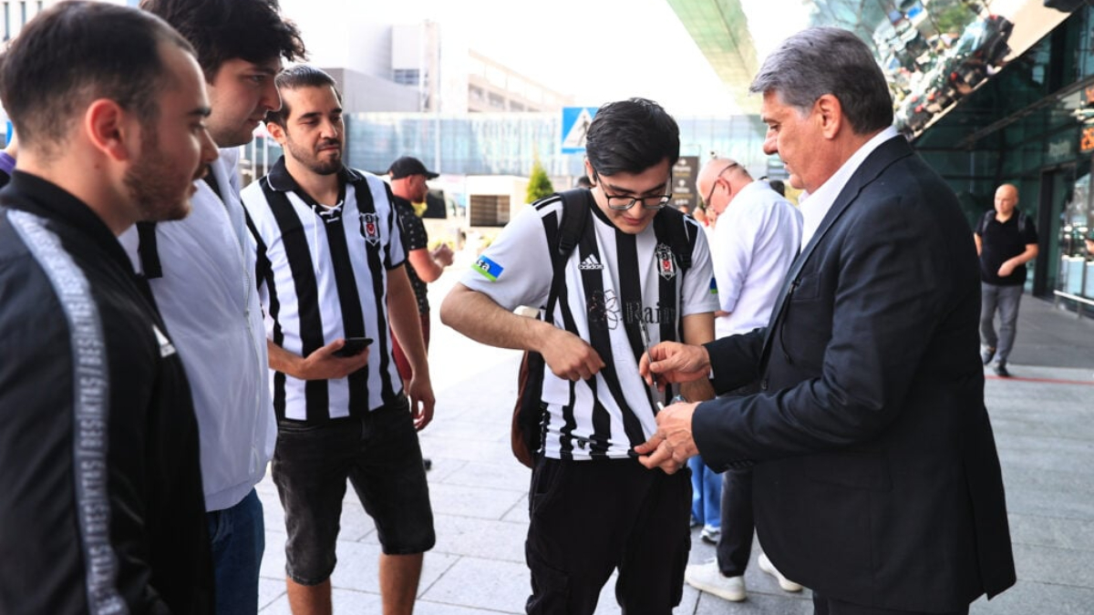 Beşiktaş Başkanı Serdal Adalı, kendisine bir taraftar tarafından yöneltilen kanat