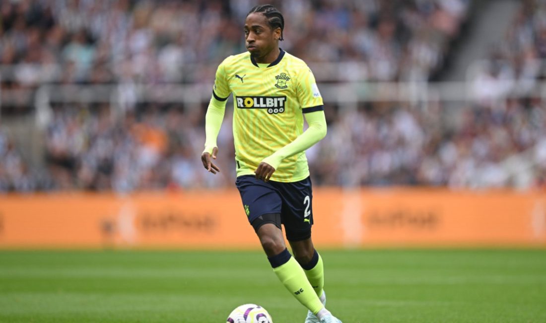 Beşiktaş, Southampton forması giyen İngiliz sağ bek Kyle Walker-Peters ile