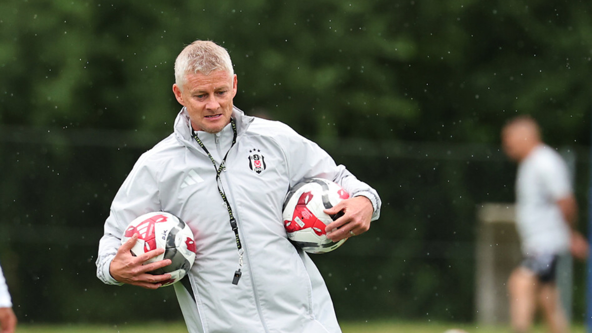 Yeni dönem öncesi hazırlıklarını sürdüren Beşiktaş'ta oyun sistemi de şekillendi.