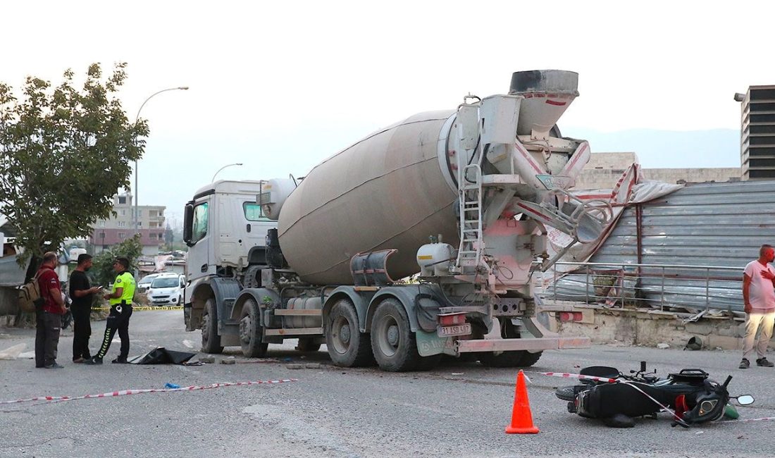 Antakya'da beton mikseriyle çarpışan motosikletteki 2 kişi hayatını kaybetti.