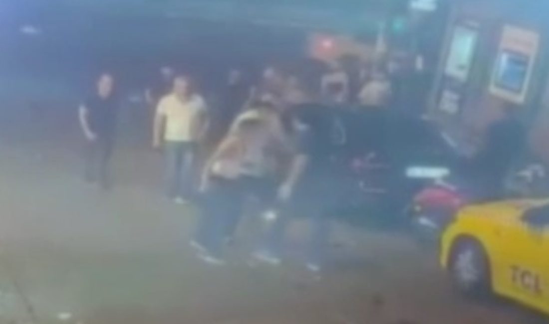 İstanbul Beyoğlu'nda laf atma nedeniyle çıkan hengamede bir kişi sırtından