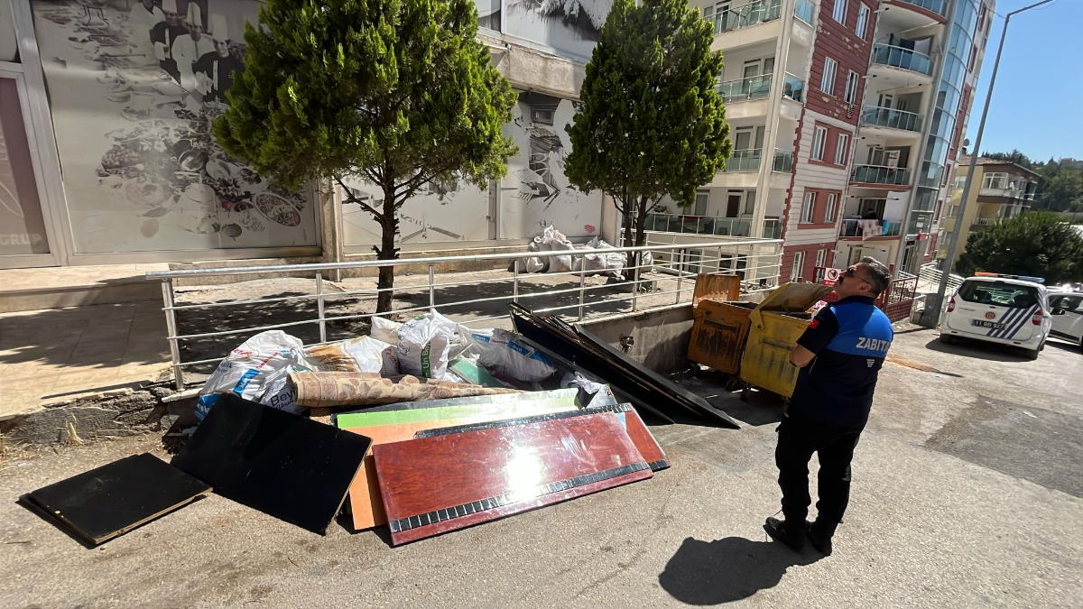 Kent merkezinde zabıta grupları, etrafa hurda ve mobilya eşyası atan