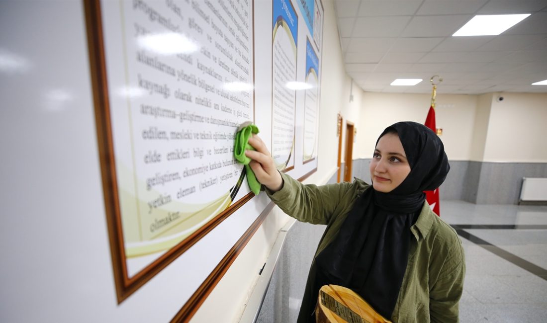 Üniversitede paklık çalışanı olarak vazife yapan 21 yaşındaki Hacer Pelşin