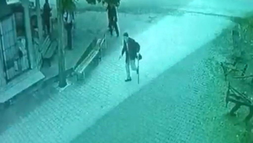 Isparta'nın Gelendost ilçesinde 93 yaşındaki zanlının 3 kişiyi silahla yaraladığı