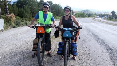 Yeni Zelanda'dan geçen yıl yola çıkan çift, bisikletle dünya çeşidinde