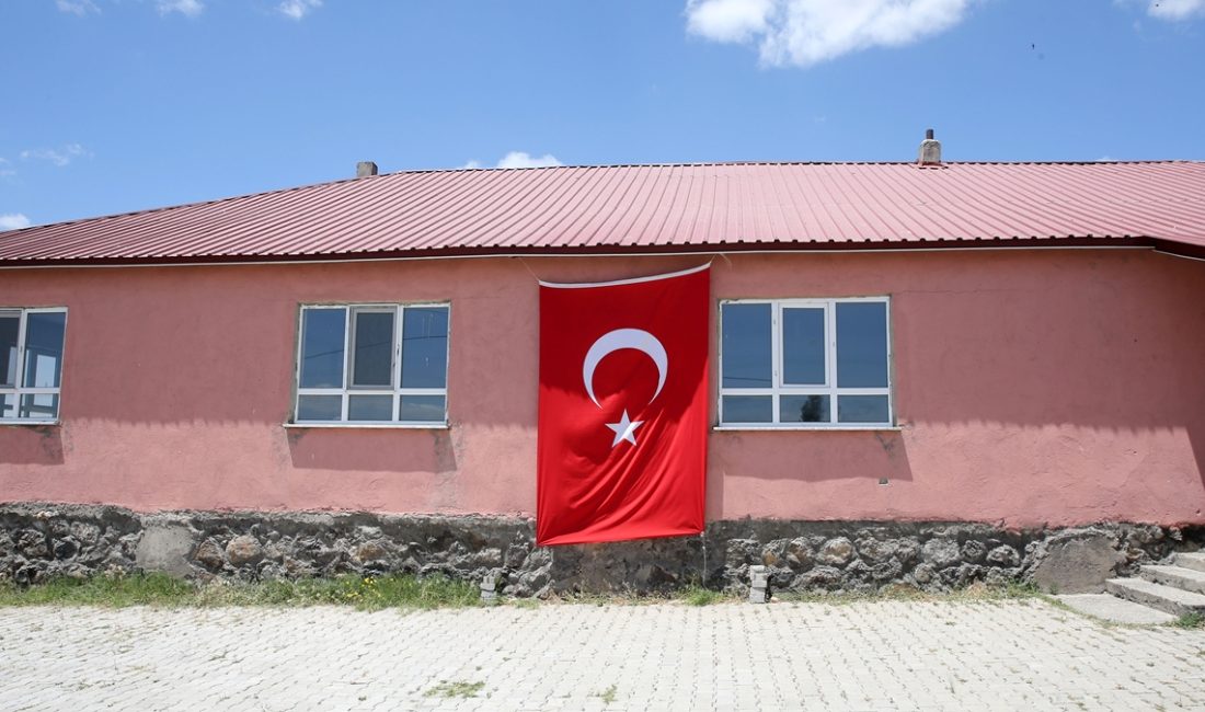 Pençe-Kilit Harekatı bölgesinde terör örgütü mensuplarınca kullanılan bir mağaradaki arama