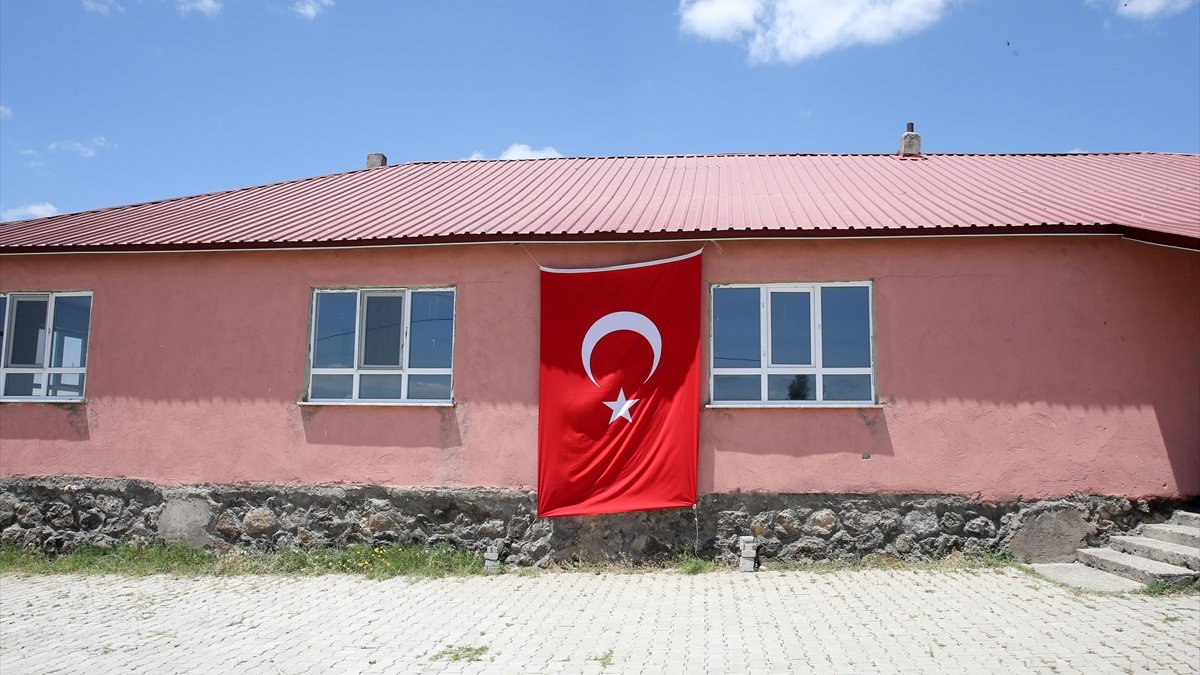 Pençe-Kilit Harekatı bölgesinde terör örgütü mensuplarınca kullanılan bir mağaradaki arama