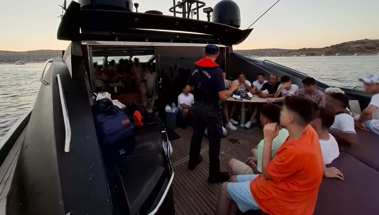 Muğla’nın Bodrum ilçesi açıklarındaki motoryatta 72 sistemsiz göçmen yakalandı.