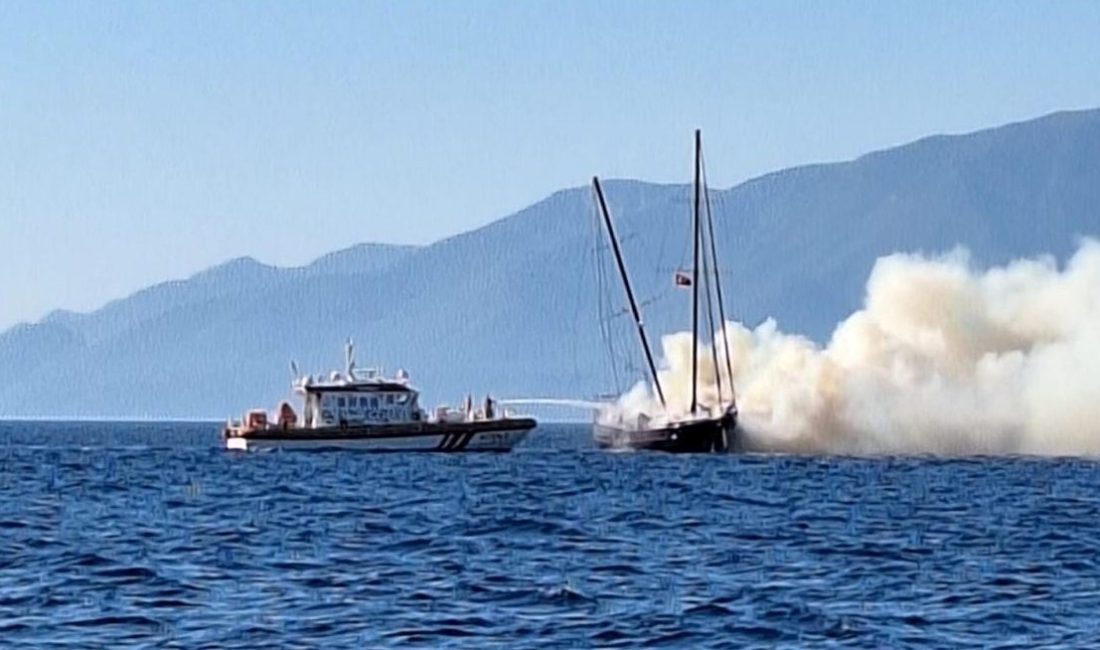 Bodrum'da seyir halindeki teknenin kabininde yangın çıktı. Teknede bulunan 13
