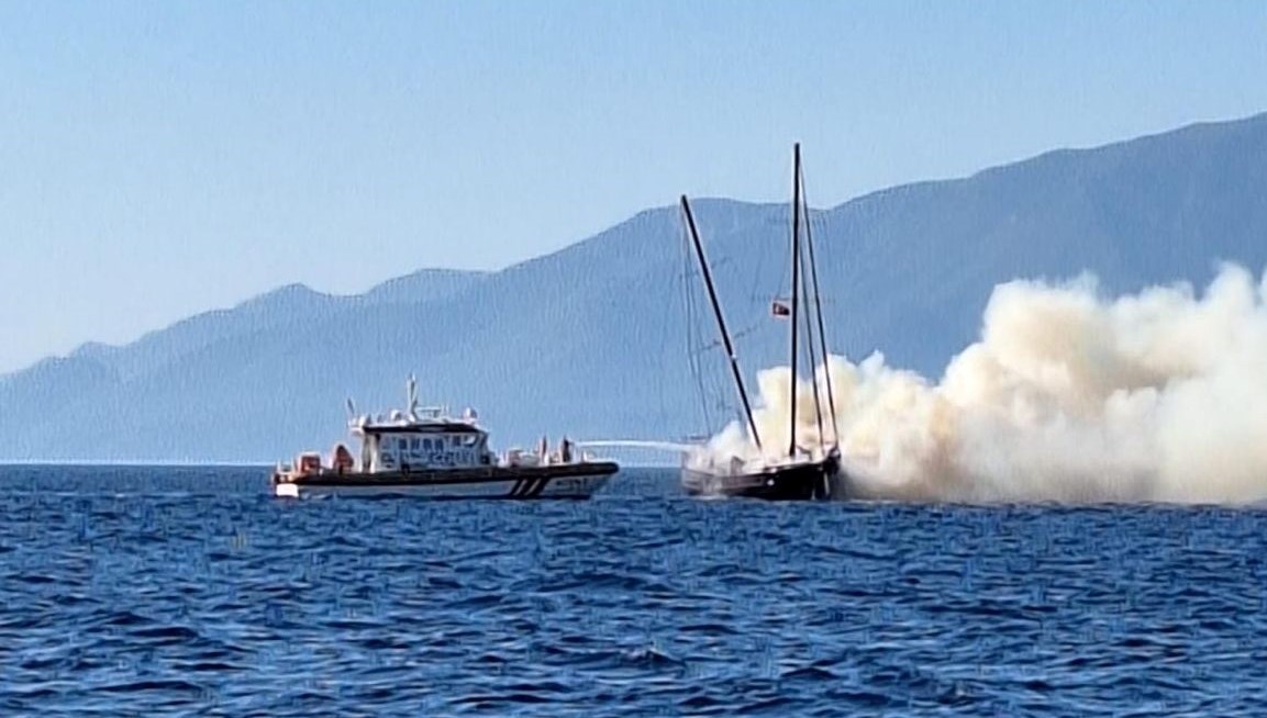 Bodrum'da seyir halindeki teknenin kabininde yangın çıktı. Teknede bulunan 13