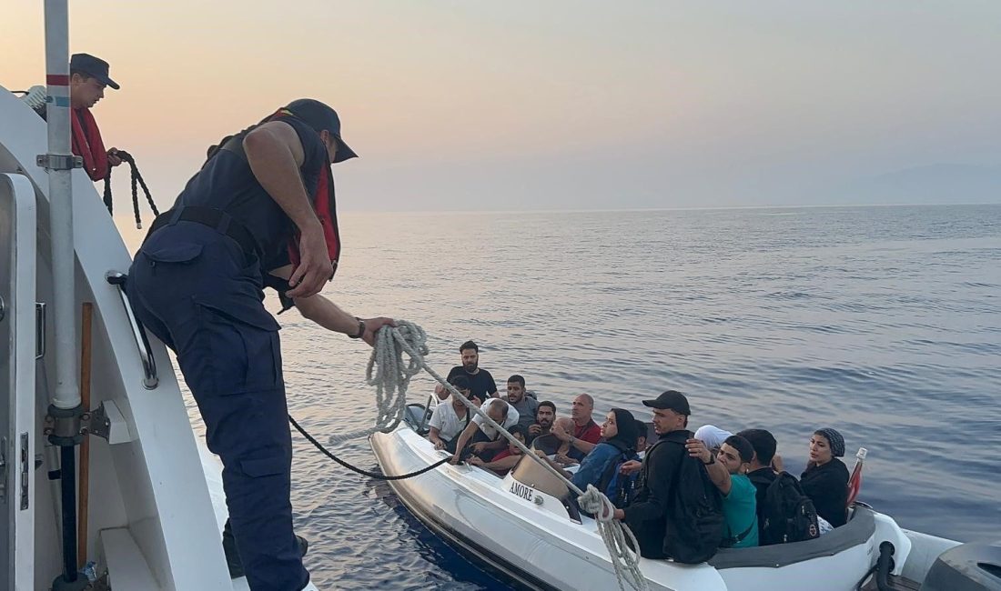 Muğla’nın Bodrum ilçesi açıklarında yardım talebinde bulunan 20 sistemsiz göçmen