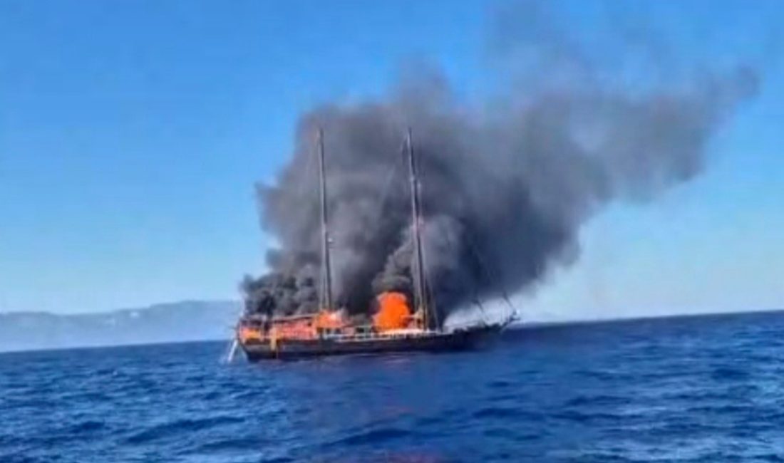 Muğla Bodrum ilçesi açıklarında içerisinde Polonya asıllı turistlerin bulunduğu ahşap