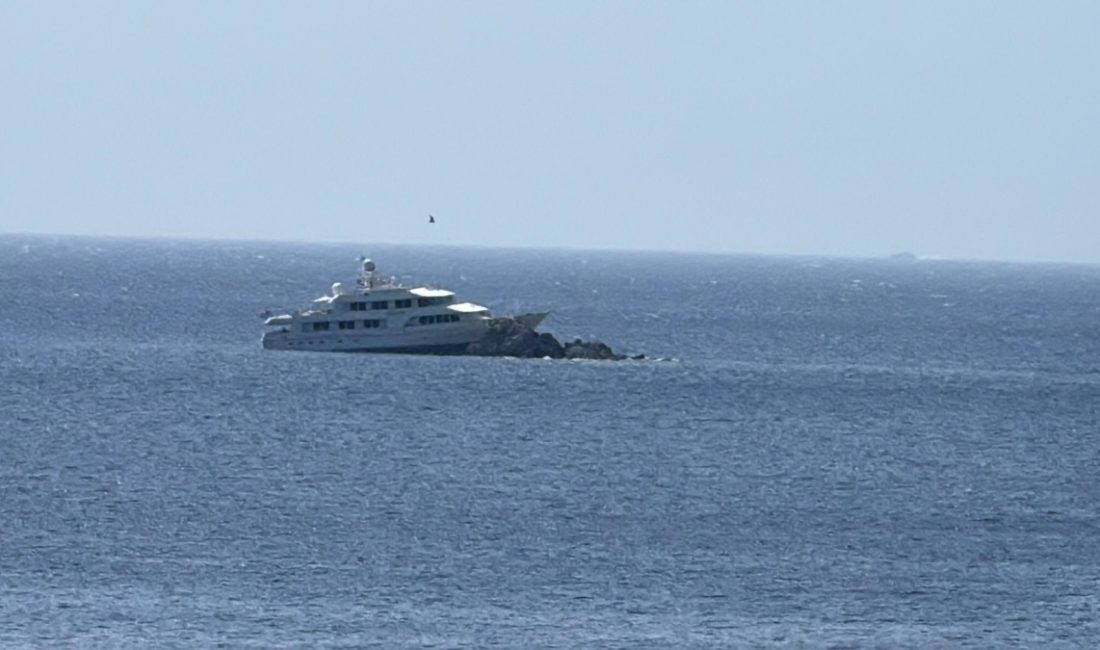 Muğla'nın Bodrum ilçesinde, kayalıklara çarpan 39 metre uzunluğundaki 'Monte Carlo'