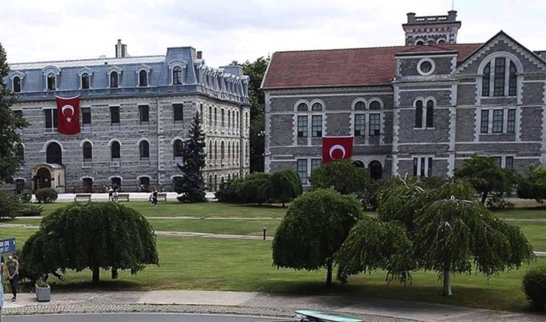 Boğaziçi Üniversitesi mezuniyet merasiminde diplomasını yırtan öğrenci, gözaltına alındı.