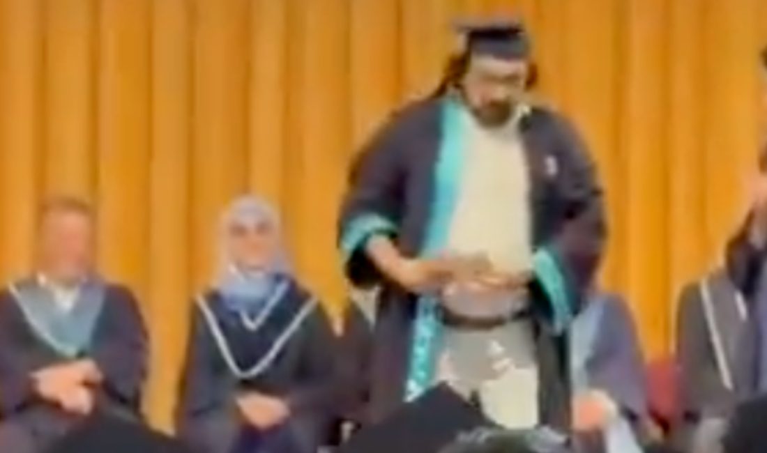 Boğaziçi Üniversitesi mezuniyet merasiminde diplomasını yırtan  CHP Gençlik Kolları
