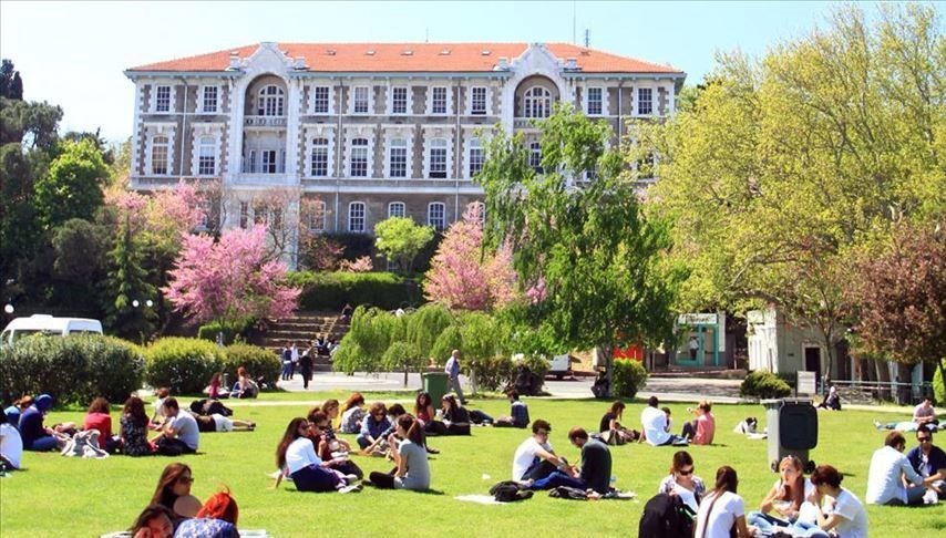 Boğaziçi Üniversitesi'nde Fen Edebiyat Fakültesi ile İdare Bilimleri Fakültesi kapatıldı.