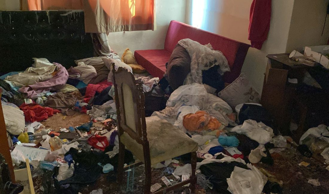 Kent merkezinde, bir apartman dairesinde yaşayan kiracı bayan, meskeni çöp