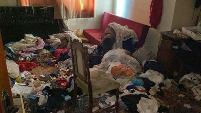 Kent merkezinde, bir apartman dairesinde yaşayan kiracı bayan, meskeni çöp