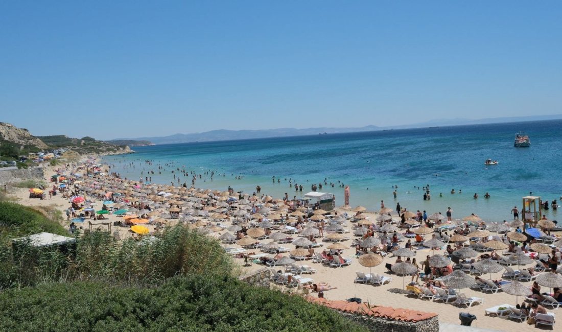 Çanakkale'nin incisi Bozcaada'ya turistler akın etti. İlçede doluluk oranı yüzde