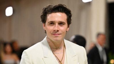 Babası David Beckham'ın 50. yaş kutlamalarına katılmayan Brooklyn Beckham, eşi