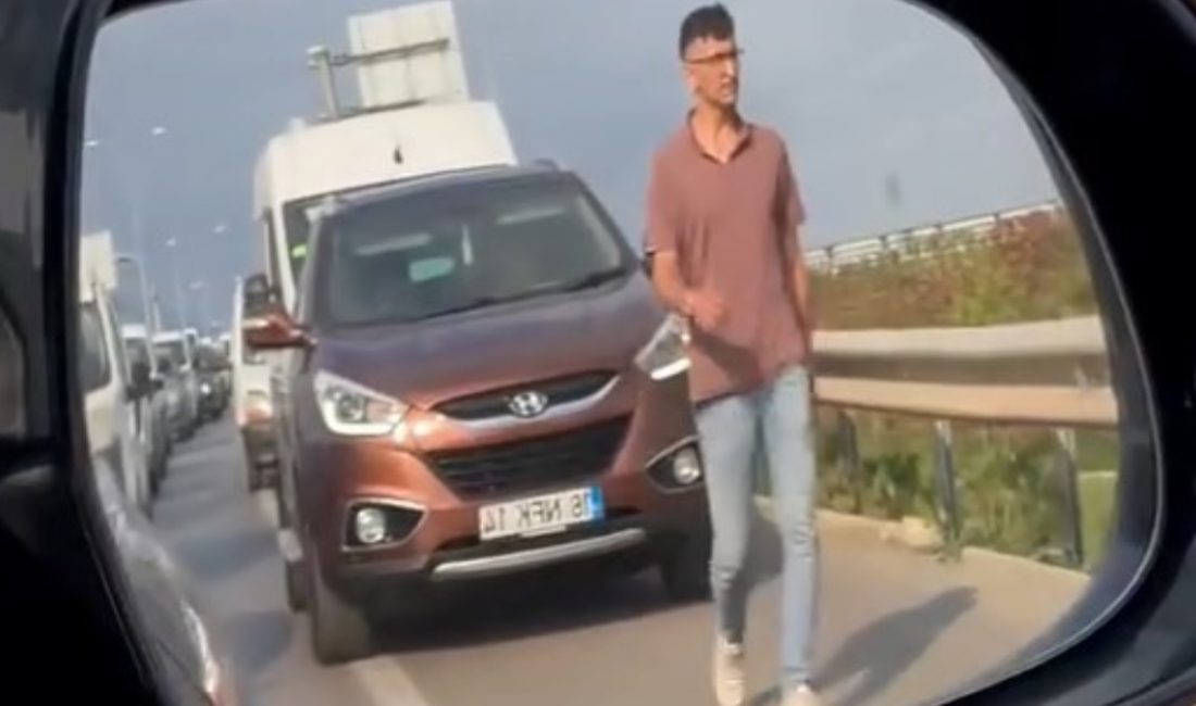 Emniyet şeridini ihlal eden araba şoförlerine ders... Bir vatandaş trafik