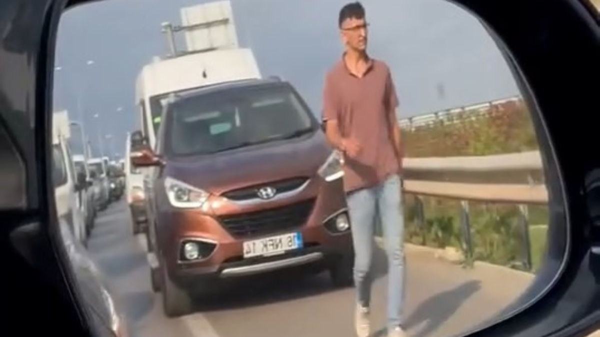 Emniyet şeridini ihlal eden araba şoförlerine ders... Bir vatandaş trafik
