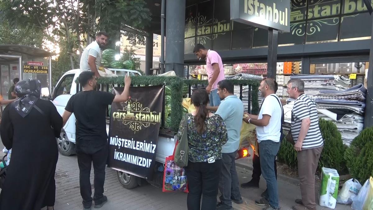 Sıcak yaz günlerinde bunalan vatandaşlara dayanak olmayan bir mağaza 4