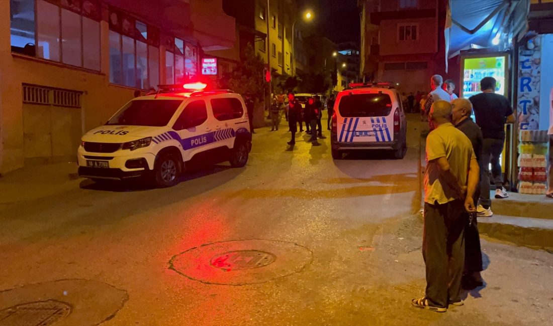 Bursa'da firari mahkumun yakalanmasını engellemeye çalışan yakınlarından birinin arabayla çarptığı