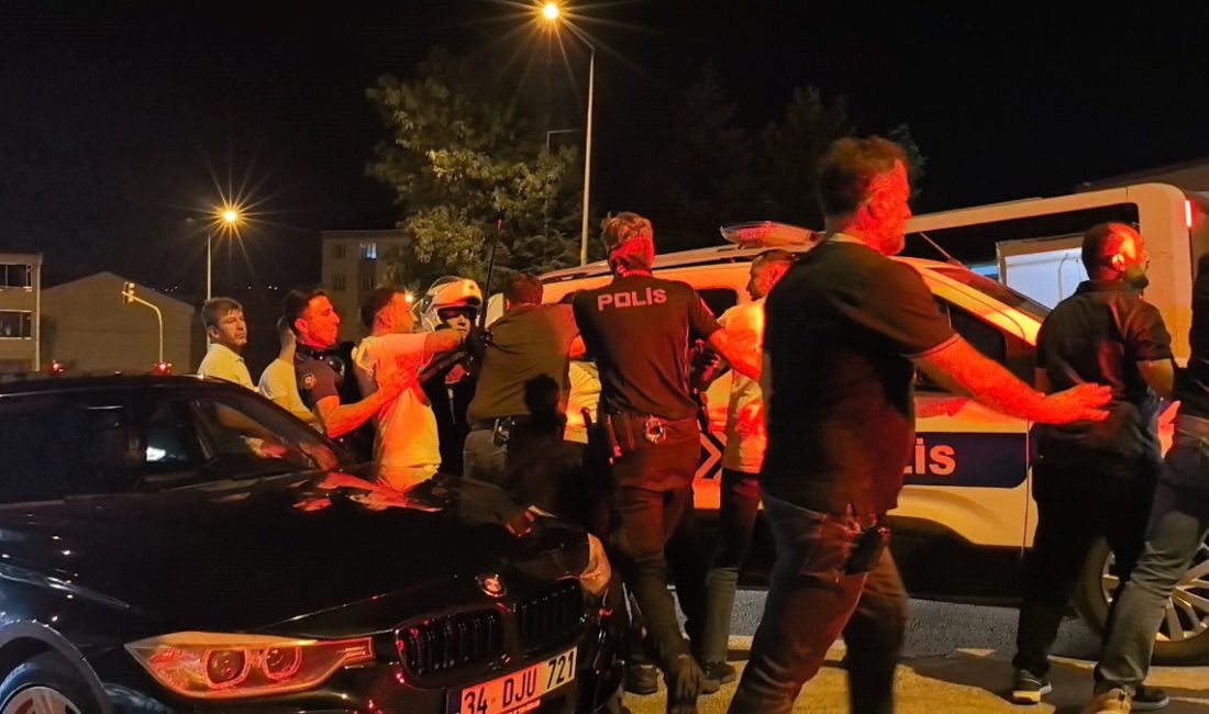 Bursa'da gençler ortasındaki hengameye aileler de karıştı. Yaşanan arbede kameraya