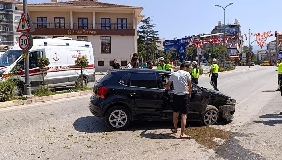 Bursa'nın İnegöl ilçesinde, denetimden çıkan araba karşı istikametten gelen hafif