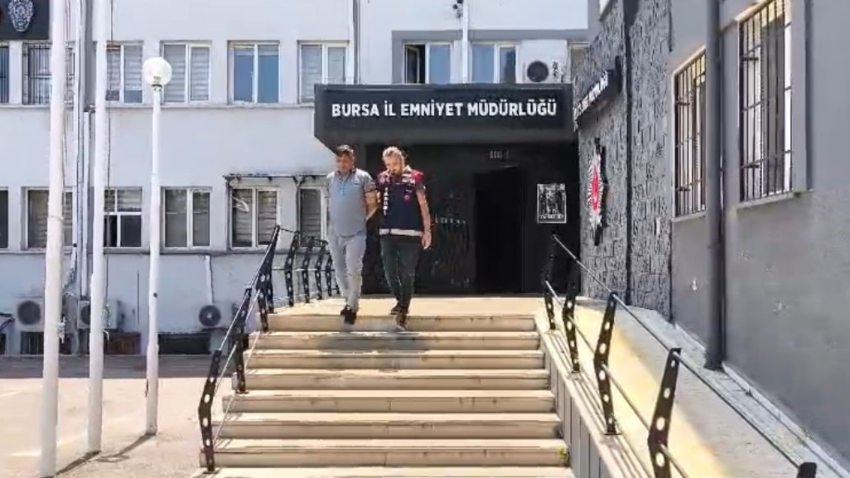 İznik ilçesinde kendisini evvel müftü, sonra kaymakam, akabinde vali yardımcısı