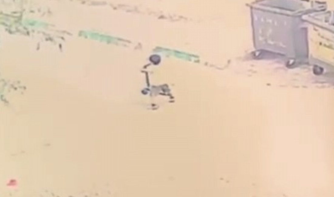 İnegöl’de scooter kullanan 4 yaşındaki Ömer Asaf K., bir arabanın