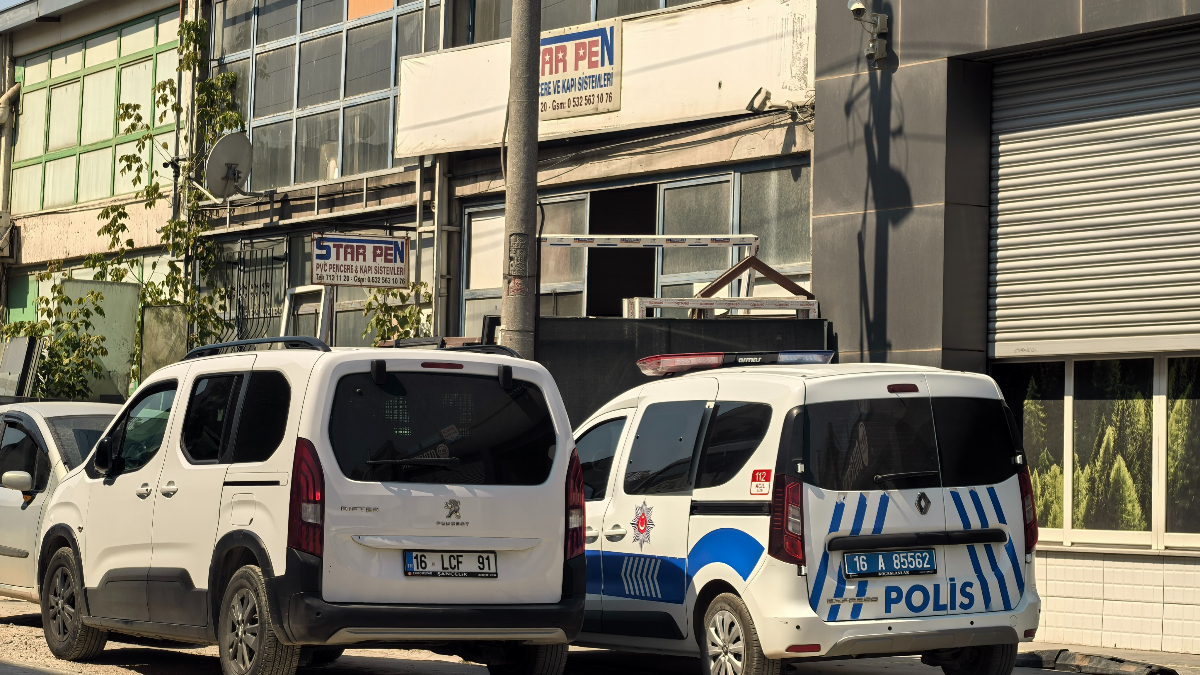 İnegöl ilçesinde, yapılan pencereyi beğenmeyen müşteri, iş yerine gelerek, tabancayla