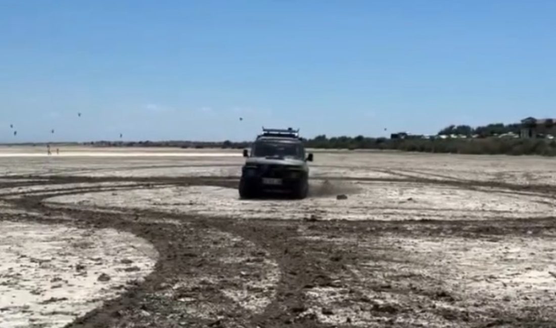 Çanakkale'nin Gökçeada ilçesindeki Tuz Gölü'nde bir kişi arazi aracıyla drift