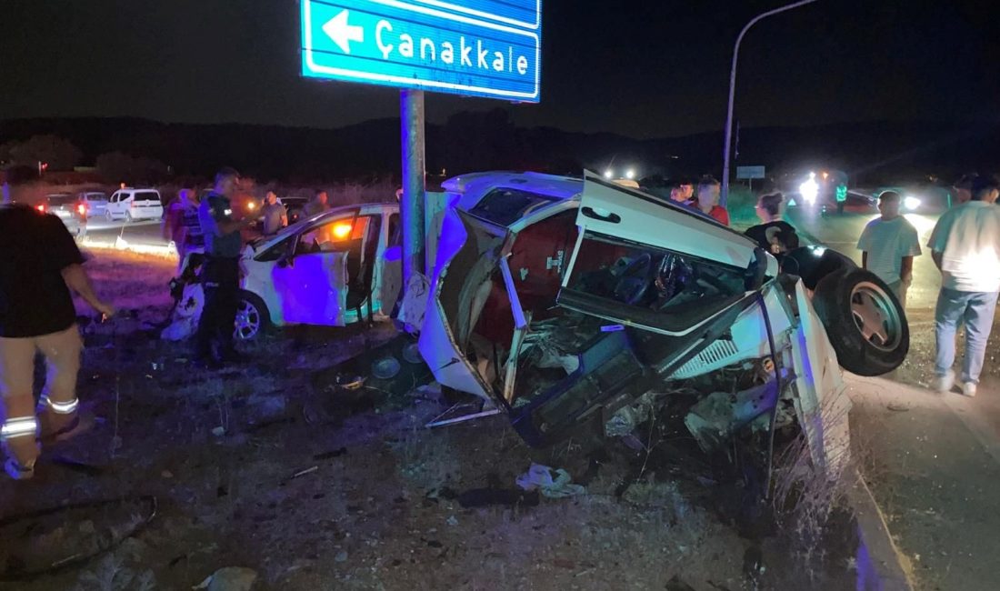Çanakkale'nin Ayvacık ilçesinde, iki arabanın çarpıştığı kazada 3 kişi yaralandı.