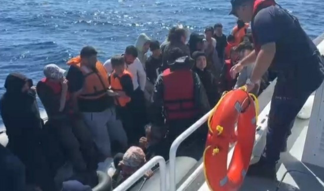 Yunan Kıyı Güvenlik takımlarınca Türk karasularına geri itilen lastik bottaki