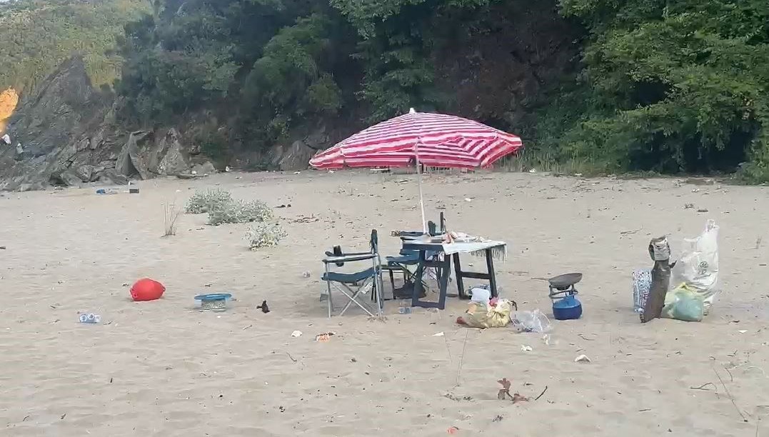 İstanbul Çatalca'da iki arkadaş, yüzmek için girdikleri denizde kayboldu. Bir