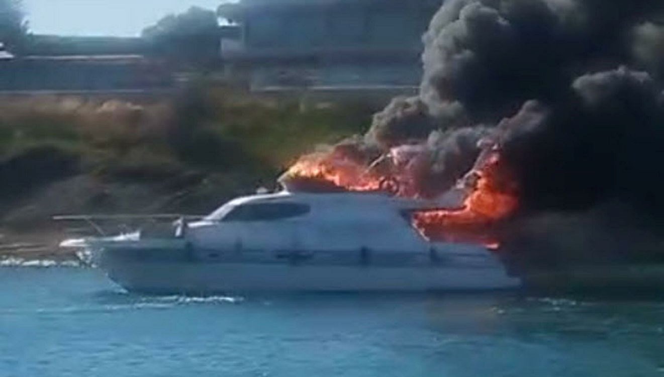 İzmir'in Çeşme ilçesinde, marinada bağlı bulunan motoryatta yangın çıktı. Motoryat
