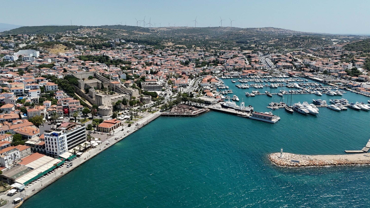 Türkiye'nin turistik ilçesi Çeşme'de, her gün saat 23.00 ile 06.00