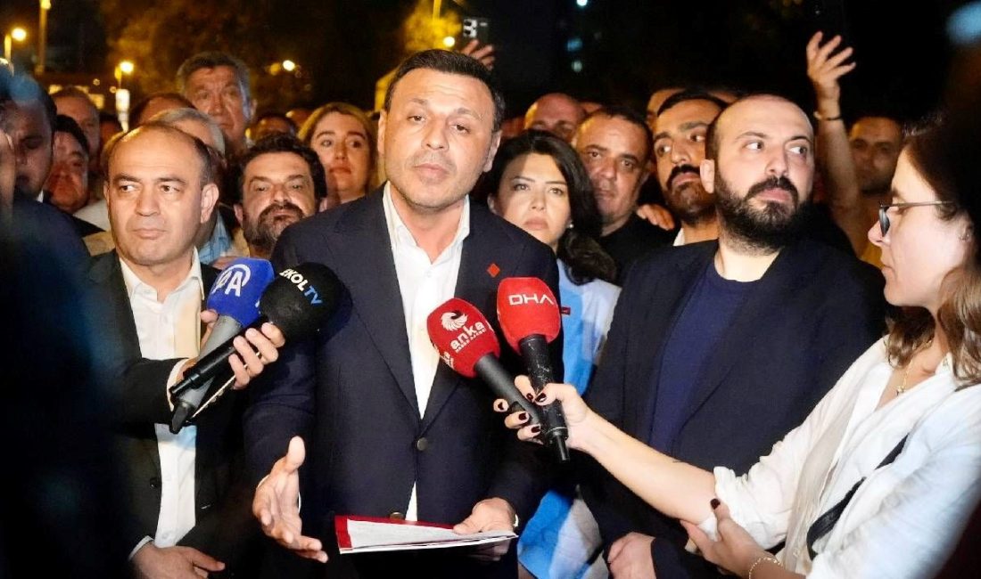 Cumhuriyet Halk Partisi İstanbul Vilayet Lideri Özgür Çelik, göreve seçildiği kurultayda seçime