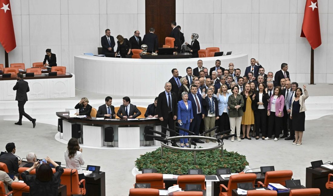 Adana Büyükşehir Belediye Başkanı Zeydan Karalar'ın tutuklanmasına reaksiyon gösteren CHP