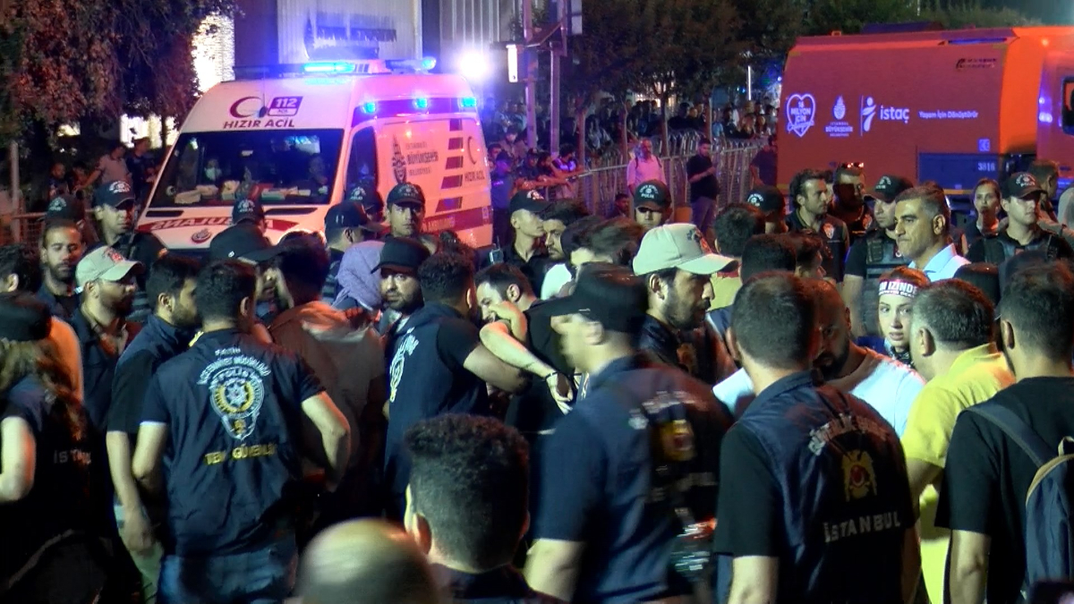İBB'ye yönelik yolsuzluk ve terör soruşturmalarının akabinde CHP'nin Saraçhane'de düzenlediği