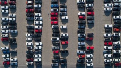 Çin, sıfır kilometre alınan araçların çabucak ikinci el piyasasına düşmesini