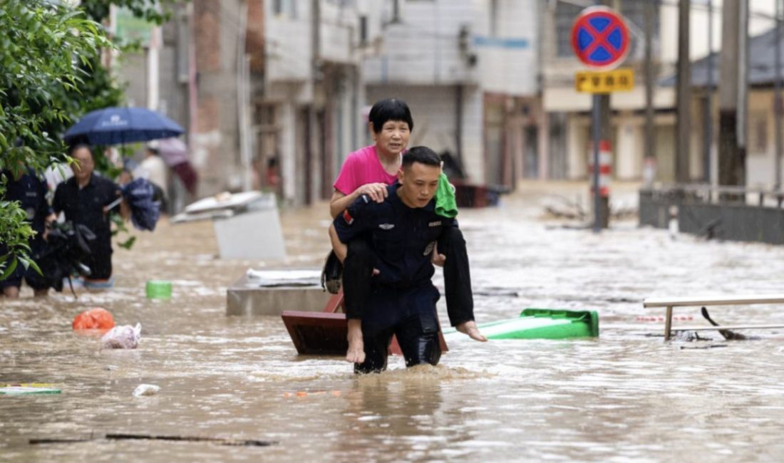 Xianfeng kentinde meydana gelen sel sonucu yerleşim yerleri sular altında