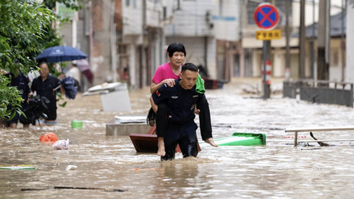 Xianfeng kentinde meydana gelen sel sonucu yerleşim yerleri sular altında