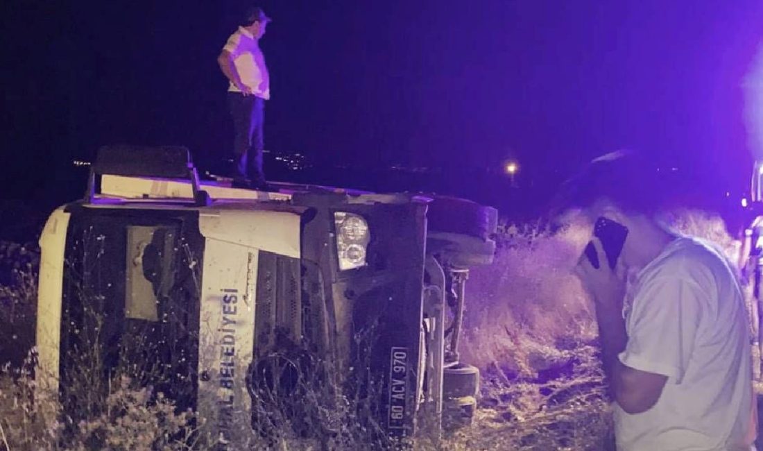Tokat'ta şarampole devrilen çöp nakil kamyonundaki 3 kişi yaralandı.